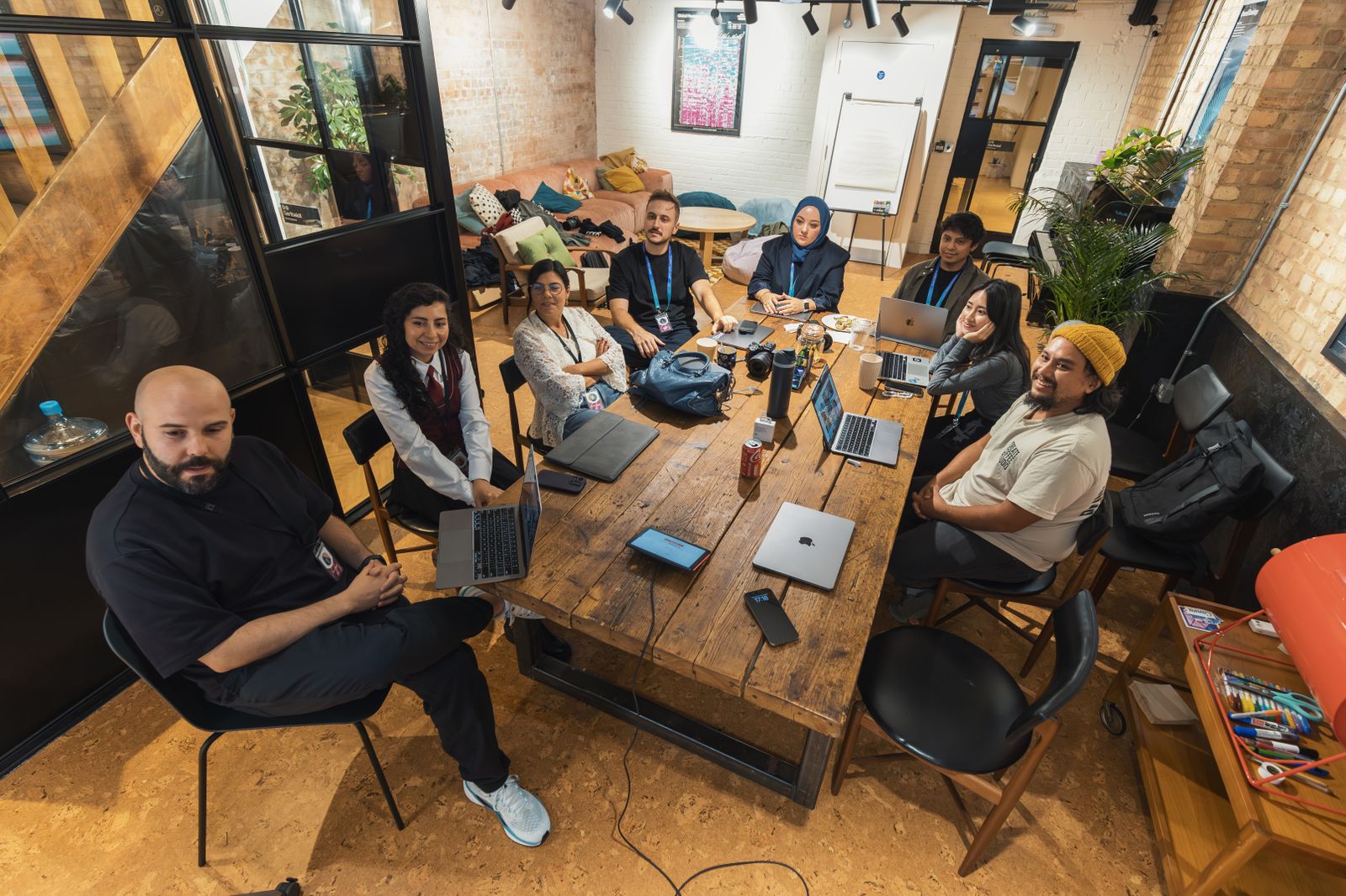 Equipo diverso evaluando candidatos en una oficina moderna