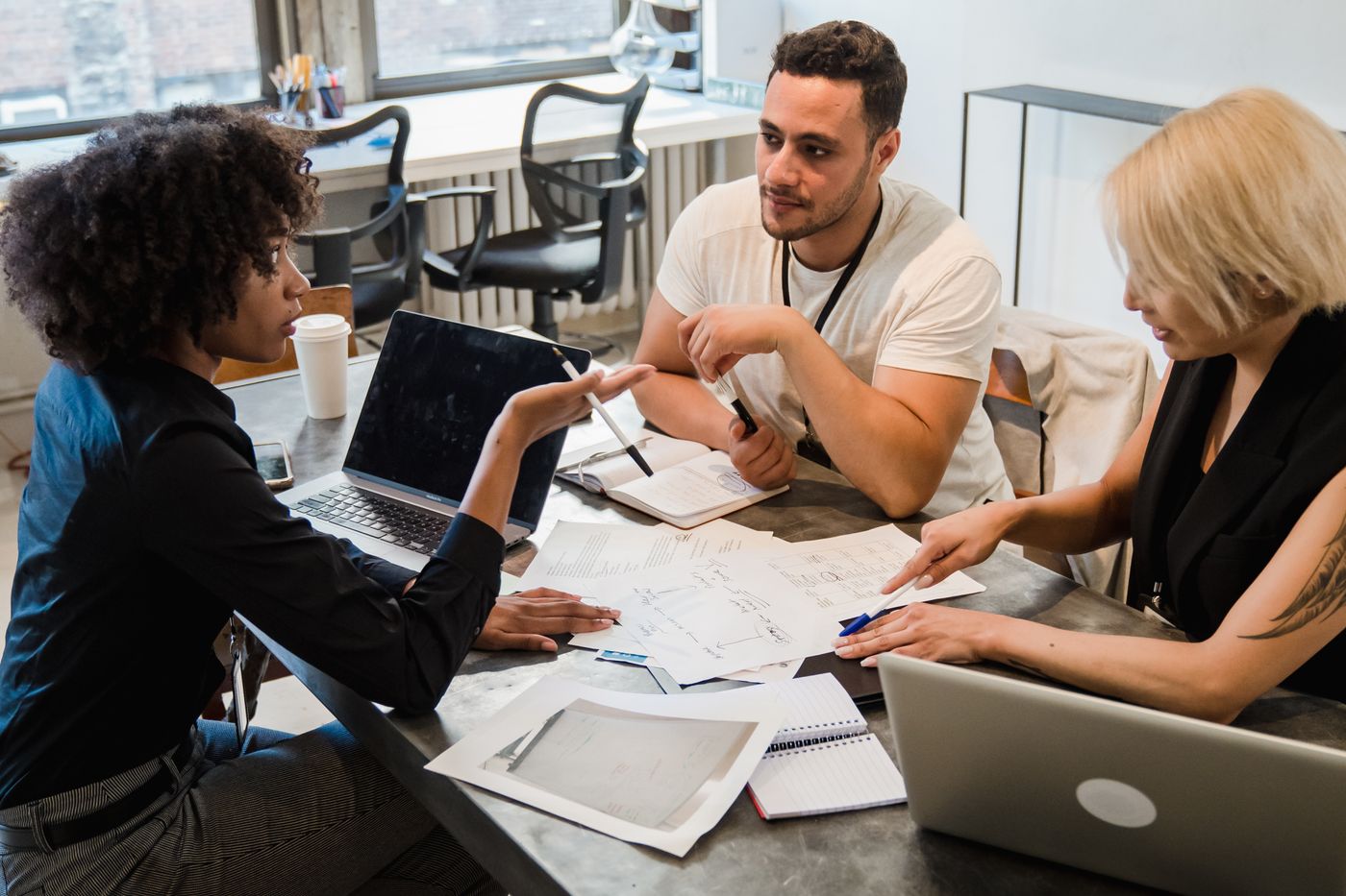 Equipo de ZENTRIA colaborando en una evaluación